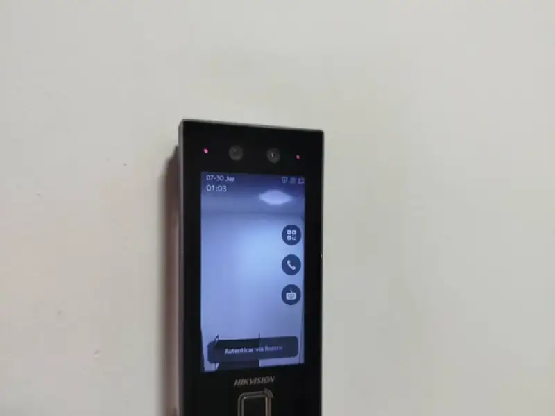 Terminal de reconocimiento facial Hikvision en el acceso peatonal