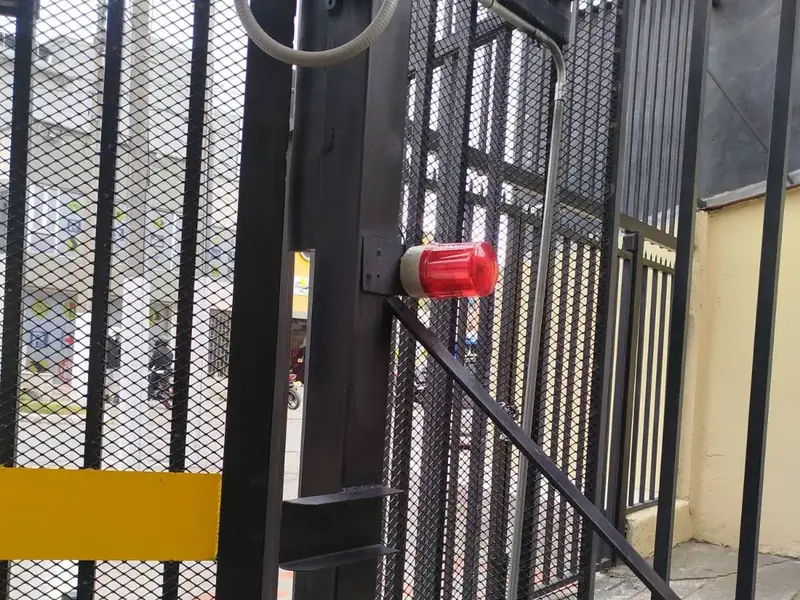 Brazo electromecánico DITEC sobre la reja de la esclusa vehicular