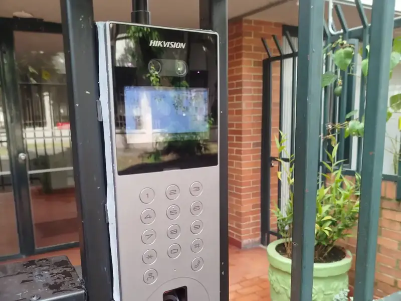 Videoportero con teclado y huella instalado en el poste de la reja