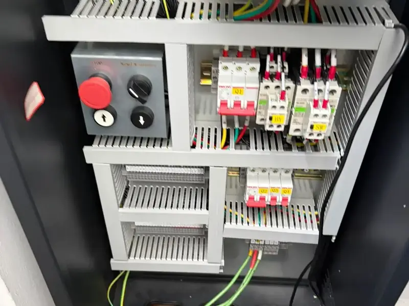 Tablero de control nuevo del ascensor con sus protecciones