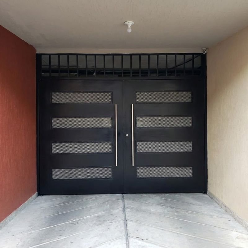 Puerta vehicular automatizada con señalización de precaución