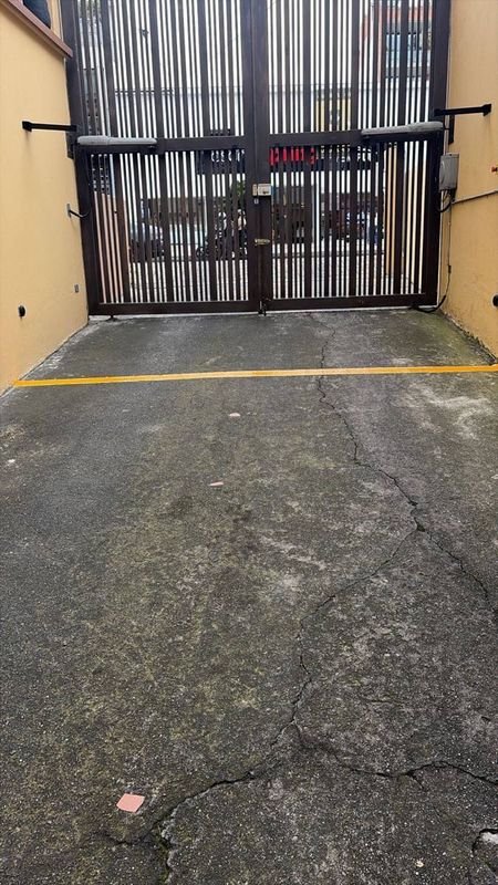 Reja de parqueadero automatizada, abierta en posición de paso