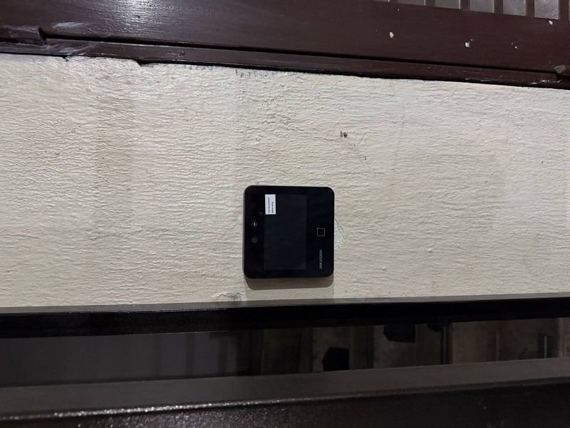 Terminal de reconocimiento facial montado en el acceso