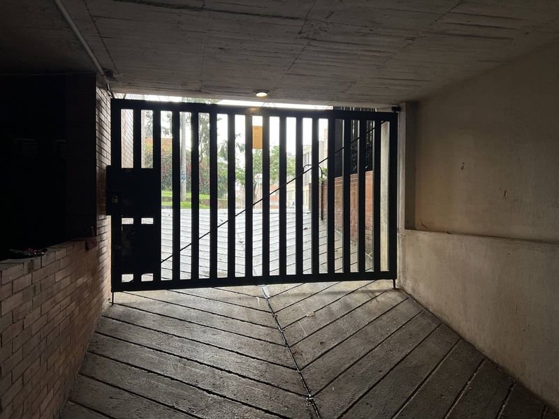 Acceso vehicular con reja automatizada