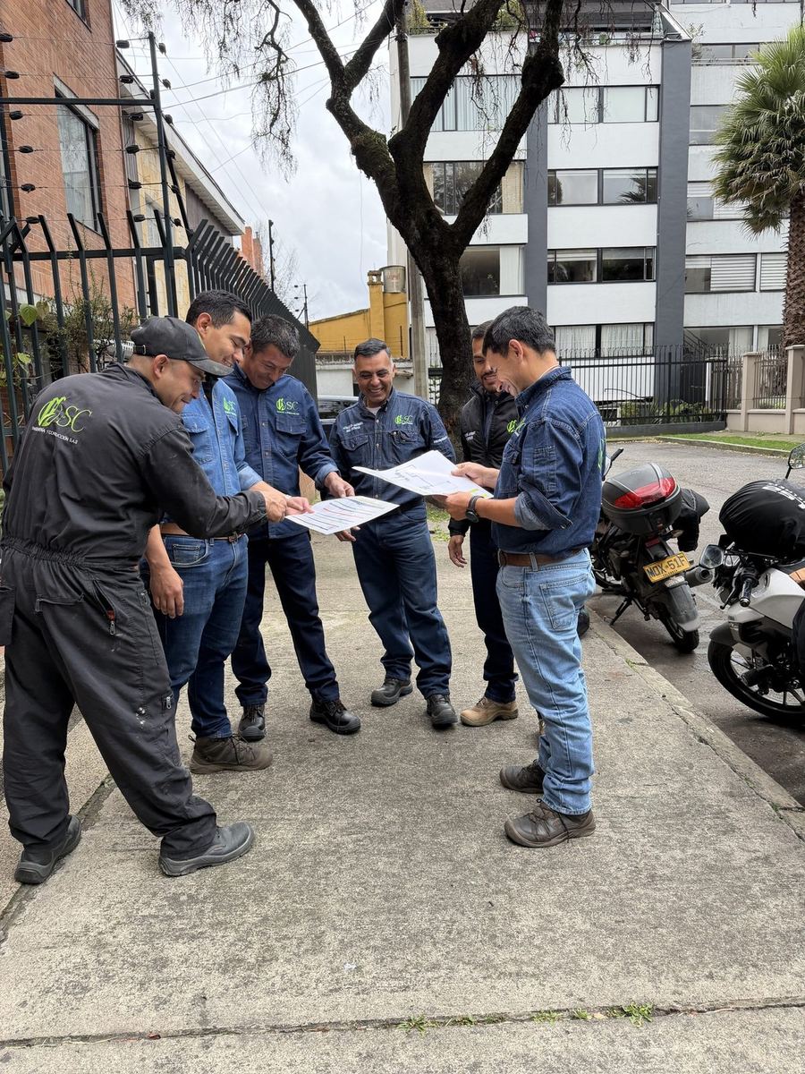 Equipo SC con planos en obra