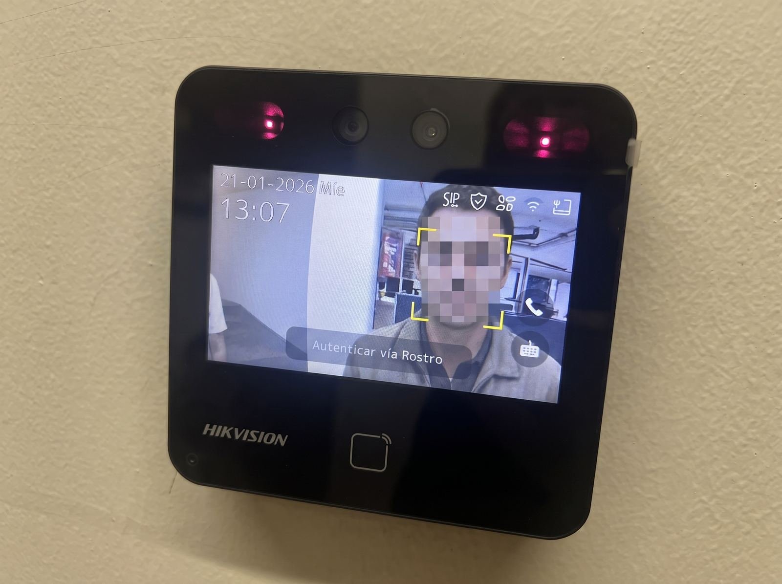 Terminal de reconocimiento facial Hikvision instalada